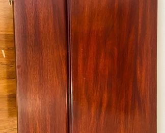 4_____$595 	
Henkell & Harris VA Bachelor's mahogany chest 33Wx18Dx31T w/pull out tray	