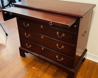 4_____$595 	
Henkell & Harris VA Bachelor's mahogany chest 33Wx18Dx31T w/pull out tray	