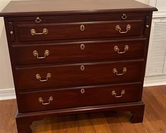4_____$595 	
Henkell & Harris VA Bachelor's mahogany chest 33Wx18Dx31T w/pull out tray	