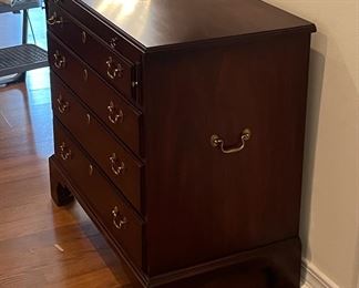 4_____$595 	
Henkell & Harris VA Bachelor's mahogany chest 33Wx18Dx31T w/pull out tray	
