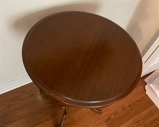 15_____$160 	
Eastlake Round table 22Wx27 1/2T