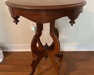 15_____$160 	
Eastlake Round table 22Wx27 1/2T		