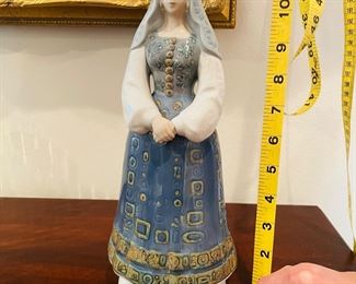 _____$150 
Rare Lladro pottery lady 110 with top hat 	
