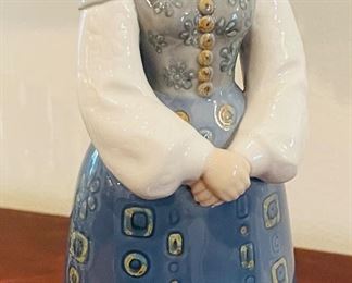 _____$150 
Rare Lladro pottery lady 110 with top hat 	