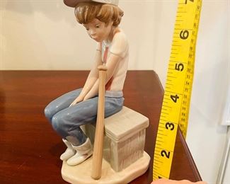 _____$36 	
Lladro the baseball boy #5291Leager on the Bench bow 	