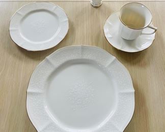 _____$145 
Noritke Chandon 7306 Dinner plantes (7) + 7 salad/dessert + 7 B&B plates		
		5 cups and saucers + 1 salt = 27 pieces 