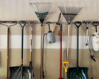 Lawn & Garden / Shovels / Rakes / etc. 