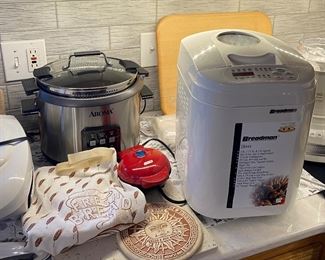 Breadman Bread Maker TR444 • Cuisinart Ice Cream Maker • Aroma Pasta & Rice Maker • VTG West Bend Skillet w/ Plug • Dash Mini Waffle Maker • Bread & Bun Warmer 