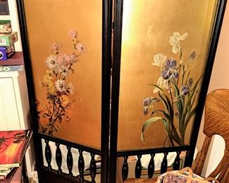 Oriental dressing screen