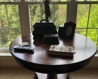 ROUND TABLE AND DECOR