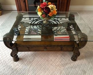 COFFEE TABLE AND FLORAL