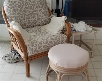 Pretty 3-piece rattan set: chair & ottoman