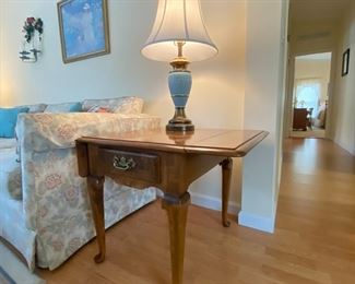 Ethan Allen end table  with drop leaf 2 sides 
