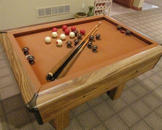 Bumper pool table