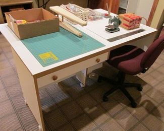 Foldable sewing/craft table