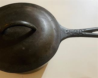 Vintage Cast Iron 2 Qt Bean Pot with Lidd 