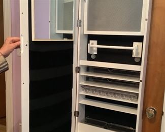 Hanging jewelry chest