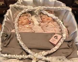 Nice basket with twins! Even more dolls available!