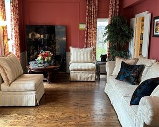 Inviting formal living area with gorgeous furnishings!