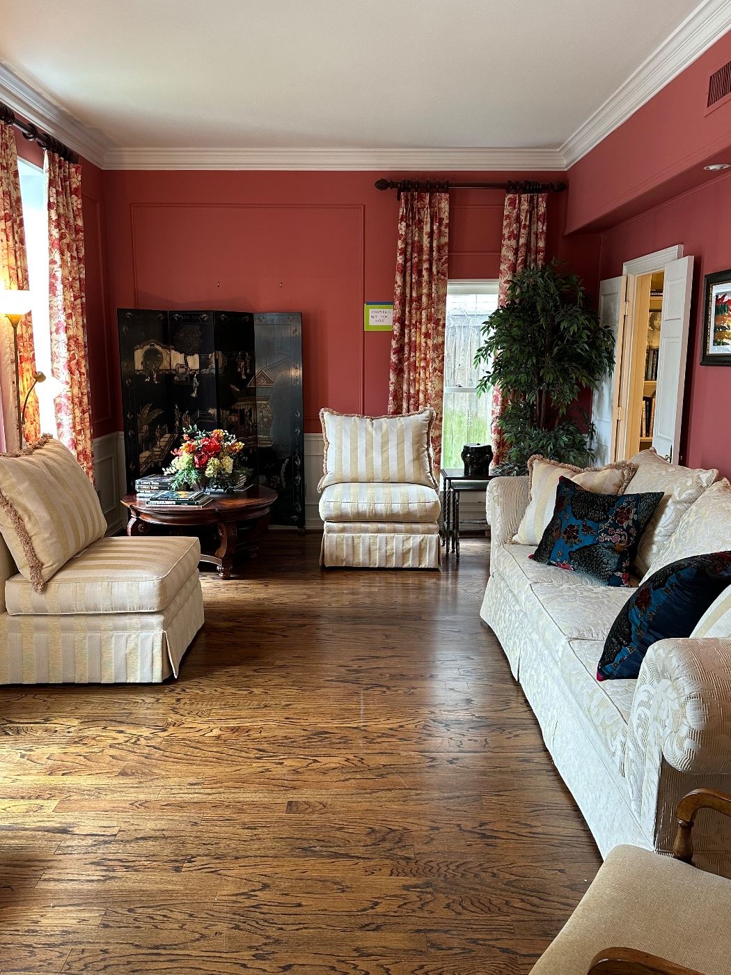 Inviting formal living area with gorgeous furnishings!