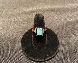 10 kt with opal