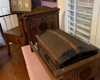 doll bed & doll trunk