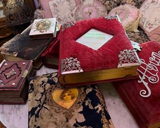 all the photo albums have pictures