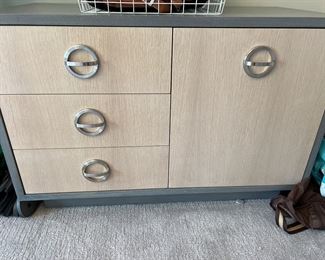 Side Dresser