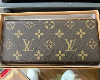 Louis Vuitton ? Sheridan II does not authenticate any items