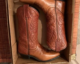 #59	Miss Rodeo USA size 6 cowboy boots 	 $25.00 			
