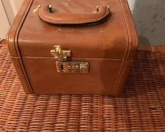 #60	brown vintage makeup case 	 $25.00 			
