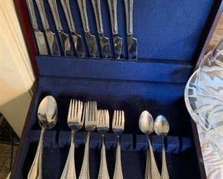 #170	Oneida silver plate flatware 18/10 36 piece set  in case 	 $46.00 			

