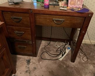 #198	desk	knee hole desk with 4 drawers	 $75.00 			
