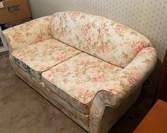 #203	sofa	cotton fabric sofa 	 $25.00 		 	
