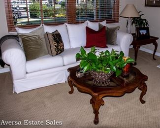 VINTAGE WHITE SOFA / COFFEE TABLE