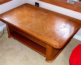 COFFEE TABLE WITH TABLE LIFT 