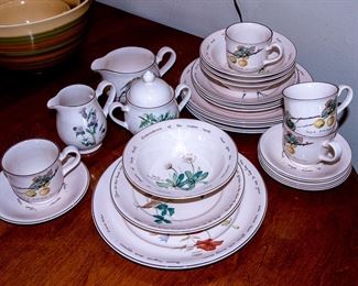 NORITAKE DINNERWARE SET