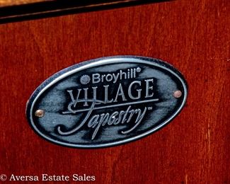 BROYHILL - SMALL CHEST OF DRAWERS