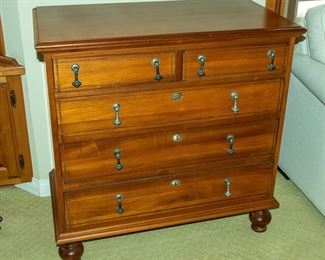 BROYHILL - SMALL CHEST OF DRAWERS