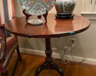 English Mahogany Tilt-top table with swirled urn pedestal base, three splay legs with elongated feet. Circa 1780.