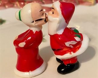 Small Santa and Mrs Claus Kissing Pair