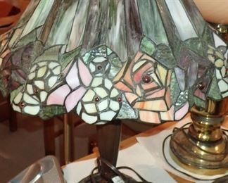 STAINED GLASS LAMP FLORAL