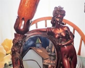 TULIP LAMP & MIRROR W/WOMAN