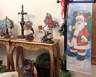 FLOOR LANTERN WITH SIGN LIGHTED