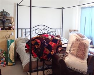 KING METAL 4 POST BED