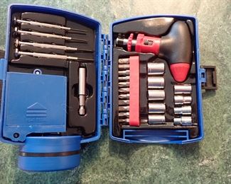 TOOL KIT / FLASH LIGHT