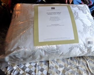 SHEETS - BLANKETS - PILLOWS - PILLOW CASES