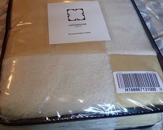 SHEETS - BLANKETS - PILLOWS - PILLOW CASES