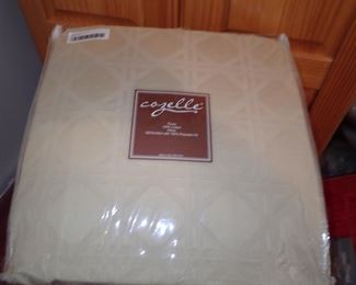 SHEETS - BLANKETS - PILLOWS - PILLOW CASES