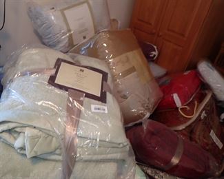 SHEETS - BLANKETS - PILLOWS - PILLOW CASES